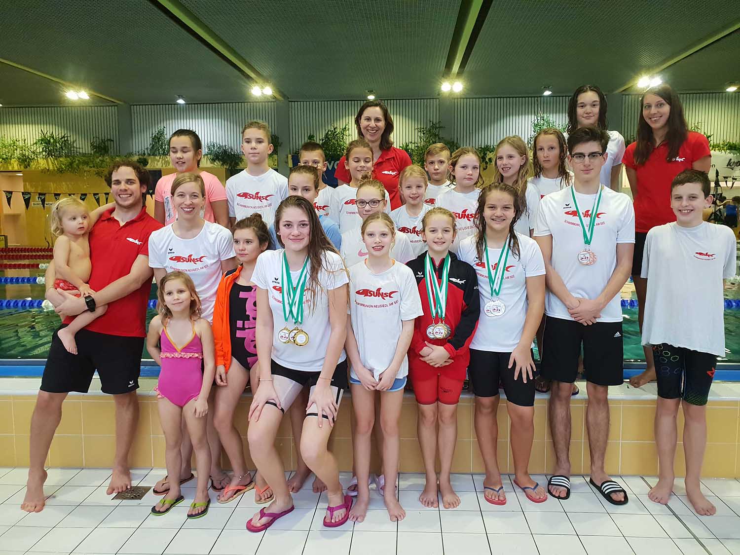 Team der Schwimmunion Neusiedl in Steyr (Gruppenfoto)